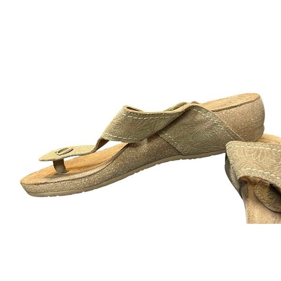Taos Women's Lucy Thong Wedge Sandals Size 7-7.5 Brown Flower Embossed Suede - Picture 7 of 9